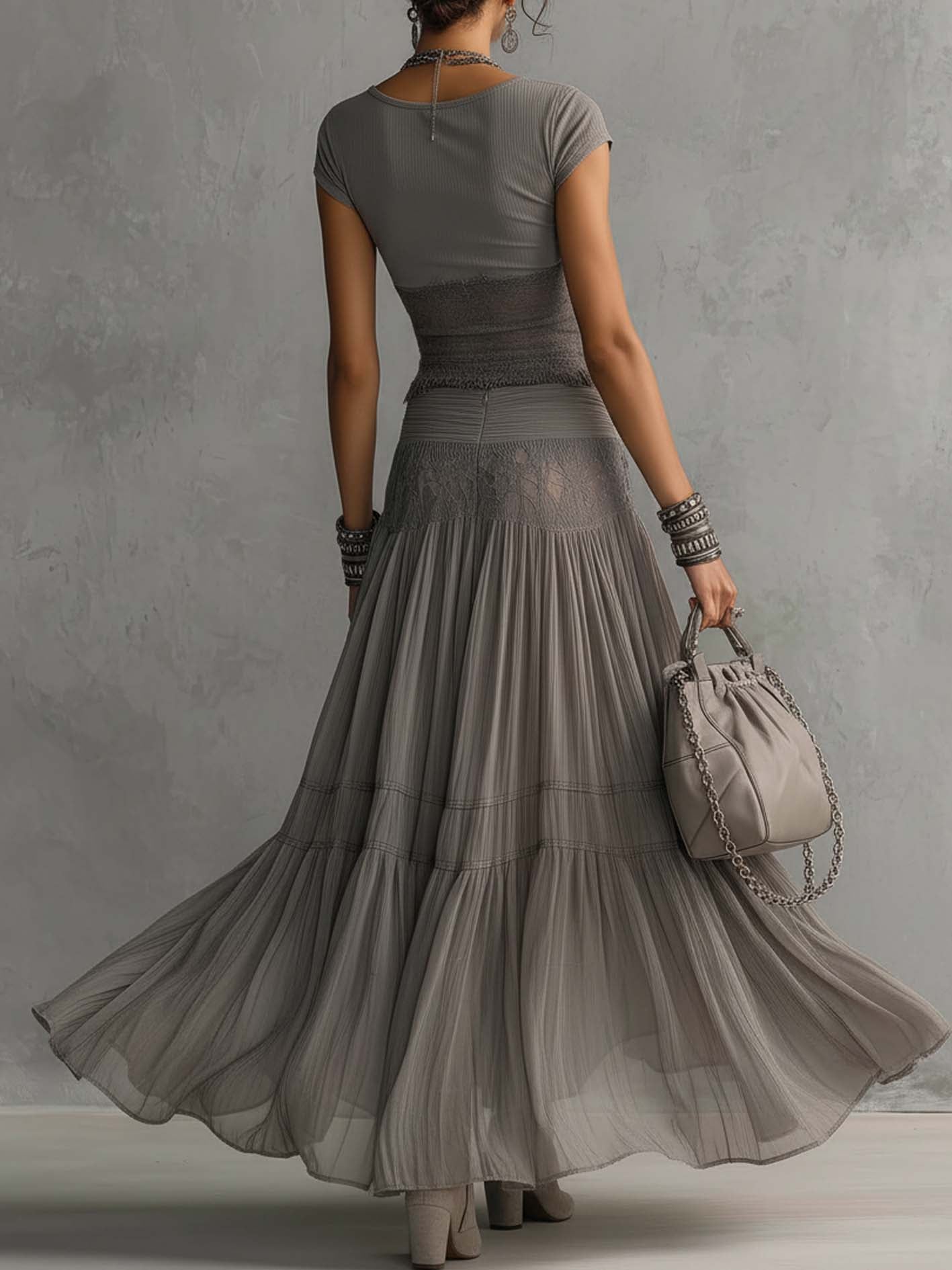 Monique | Ensemble top gris à empiècements en dentelle et jupe longue plissée