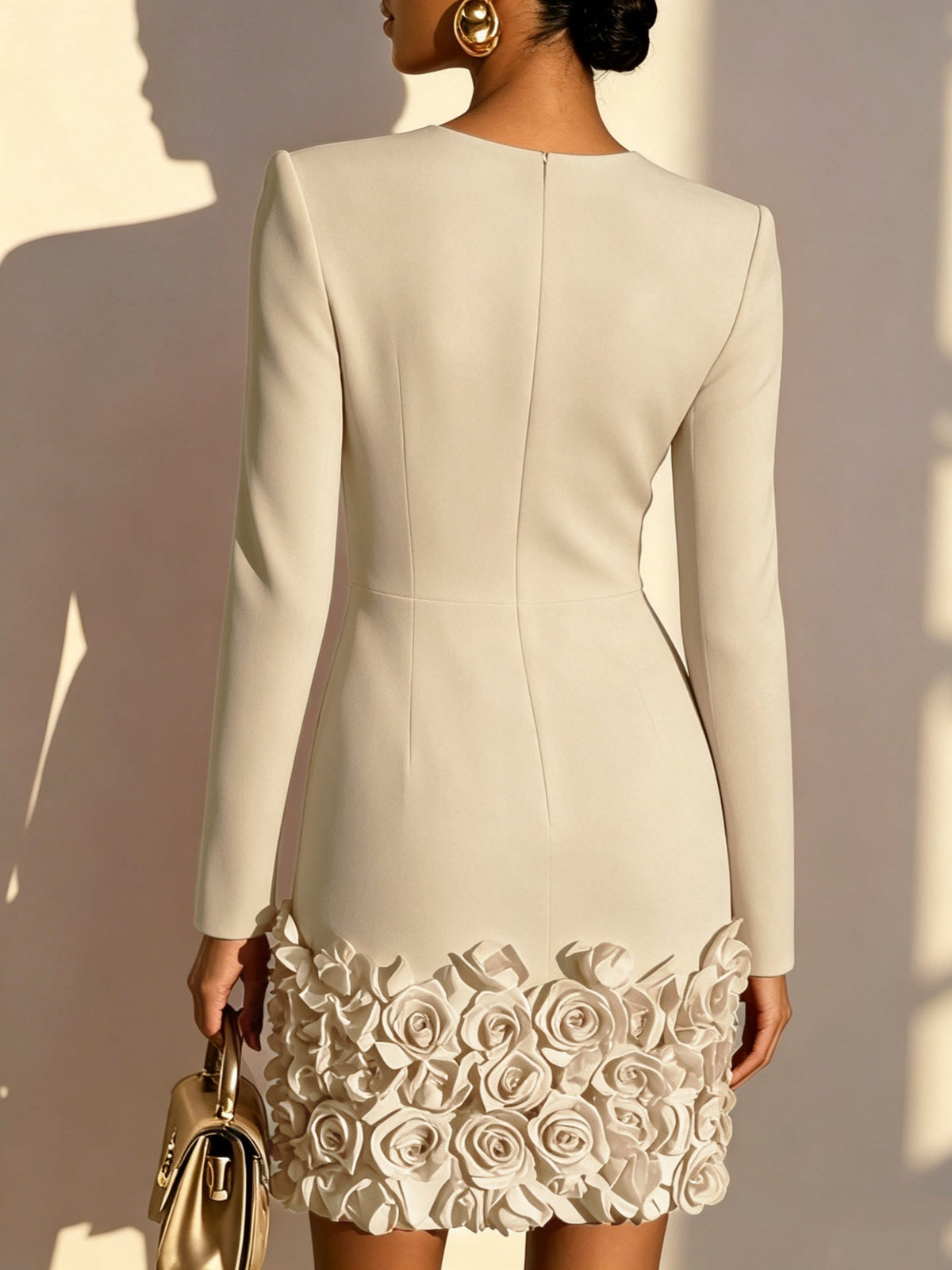 Clémence | Robe Ajustée à Ourlet de Roses Sculptées