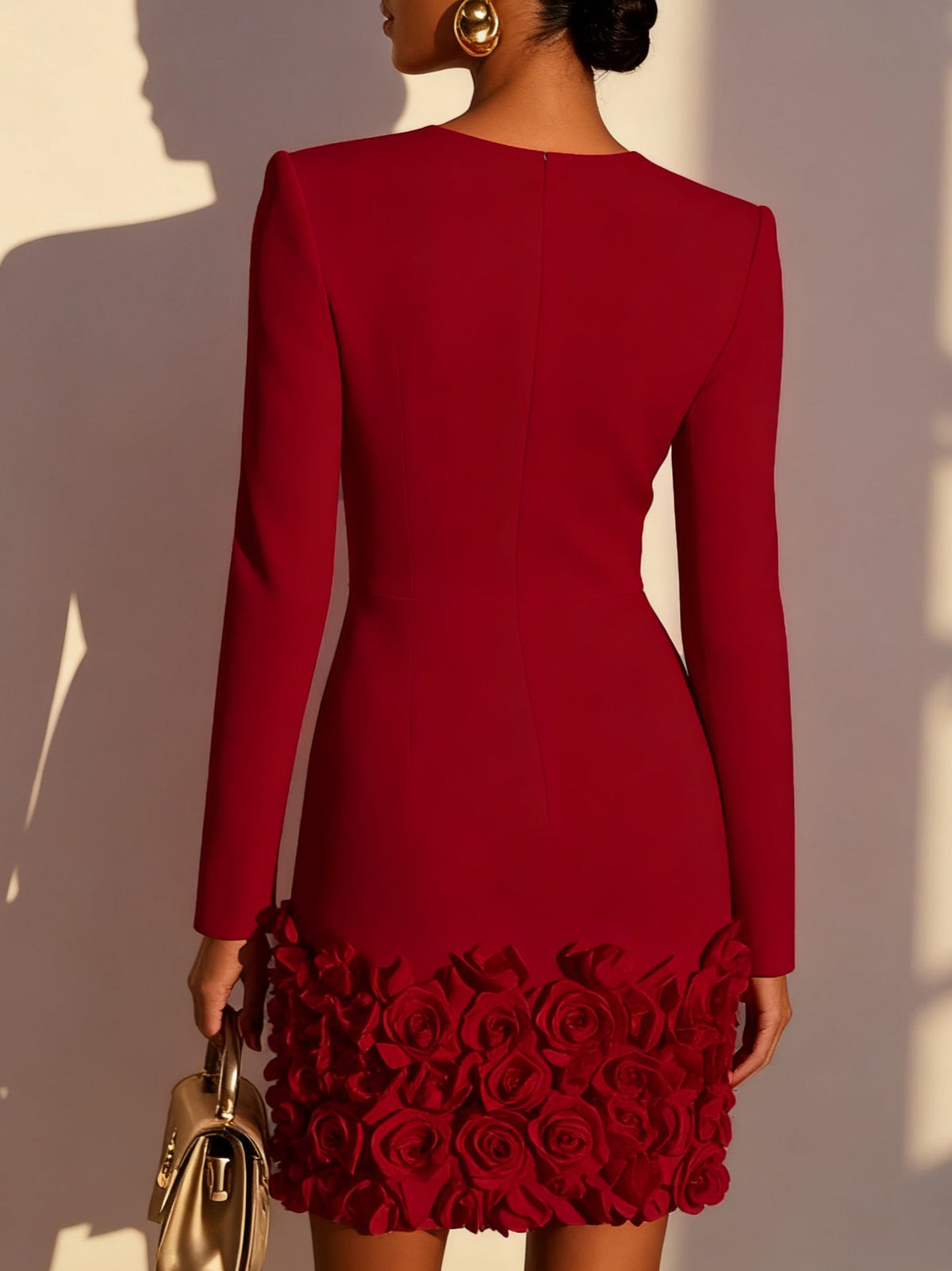 Clémence | Robe Ajustée à Ourlet de Roses Sculptées