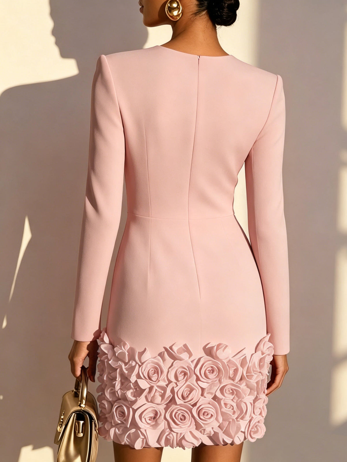 Clémence | Robe Ajustée à Ourlet de Roses Sculptées